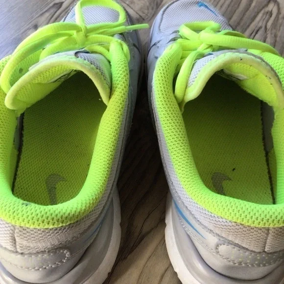 NIKE Athletic Running Shoes - Picture 10 of 12